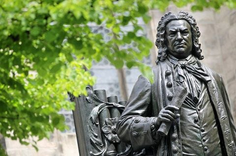 Blick auf das Denkmal des Komponisten Johann Sebastian Bach auf dem Thomaskirchhof in Leipzig. (FOTO: DPA)