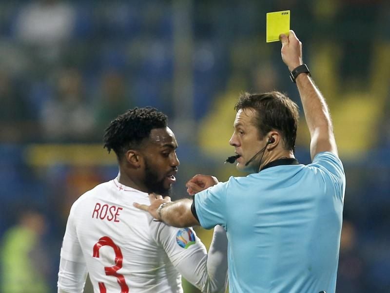 Nachdem Danny Rose die Gelbe Karte gesahen hatte, soll er rassistisch beleidigt worden sein. Foto: Darko Vojinovic/AP