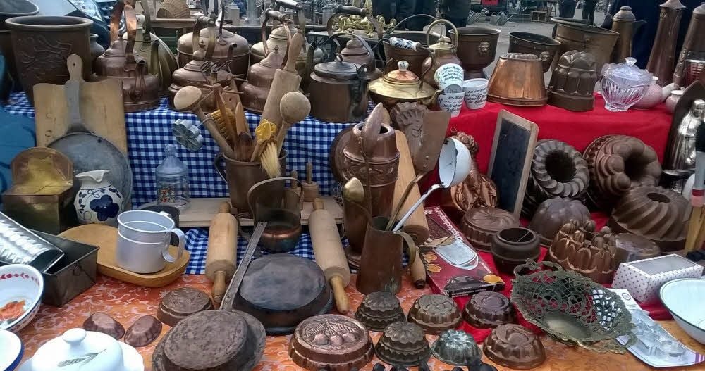 Diese 200 Jahre alten Kupferkannen sind bei dem Einbruch in mehrere Garagen in Waldau gestohlen worden.