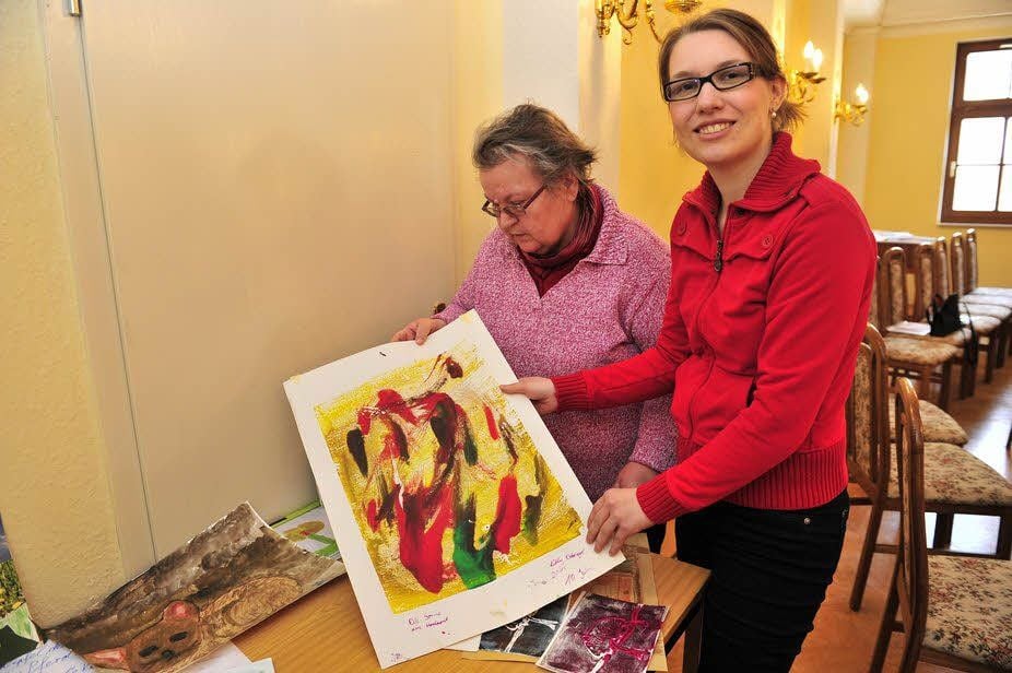 Christine Heinemann (rechts) und Christel Keller hatten die Qual der Wahl in der Bildenden Kunst. 27 Teilnehmer gab es mit Bildern und Fotos.