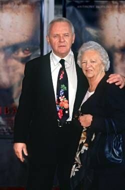 Anthony Hopkins mit seiner Mutter Muriel