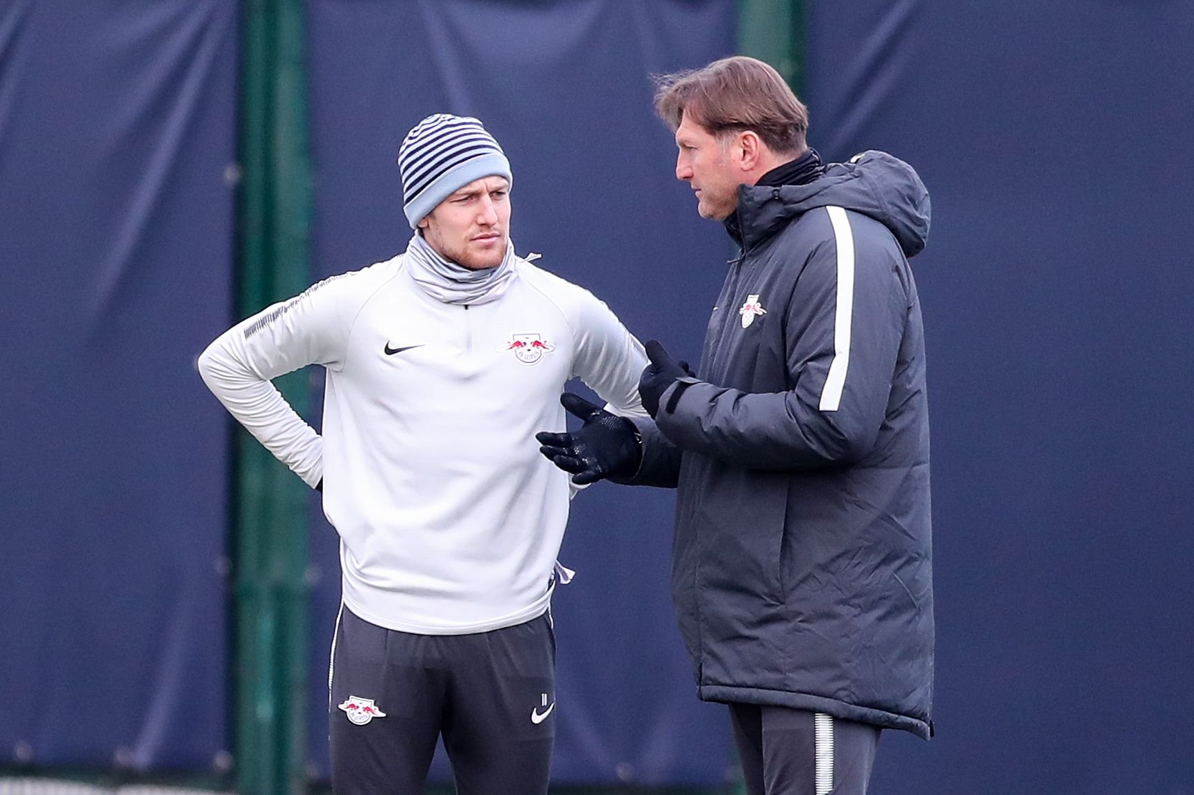 Leipzigs Trainer Ralph Hasenhüttl (r.) gibt Emil Forsberg im Training Anweisungen.