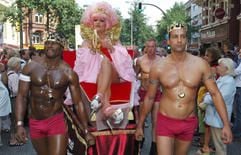Die Drag-Queen Olivia Jones wird am Samstag in der Hamburger Innenstadt während des «Christopher Street Day» von zwei Männern durch die Straßen getragen. (Foto: dpa)