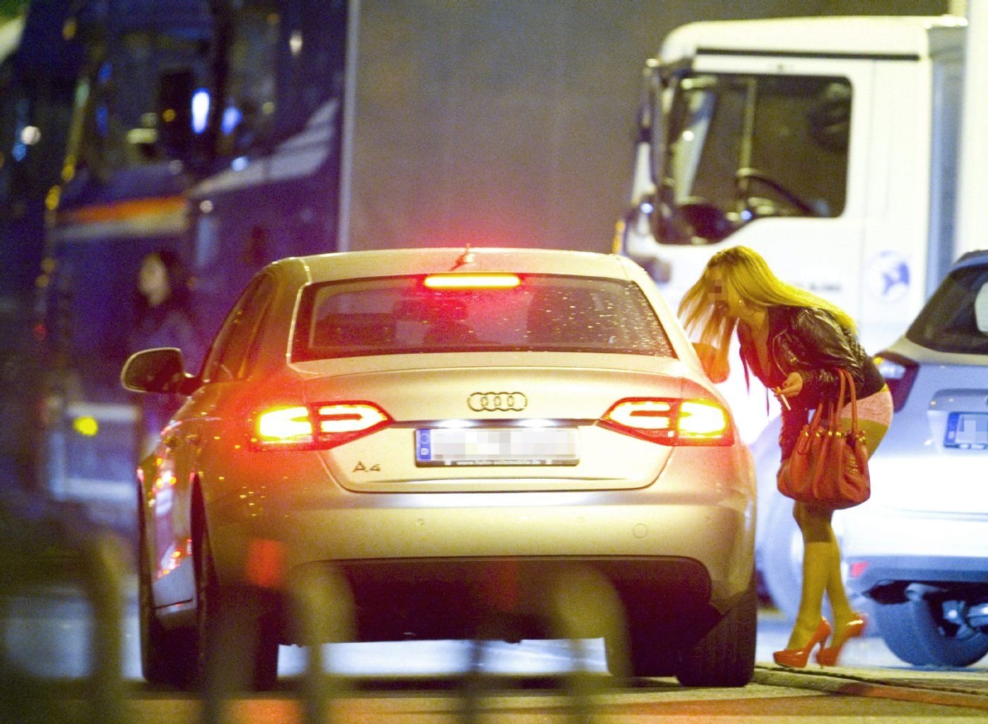 Eine Prostituierte spricht einen potentiellen Freier an.