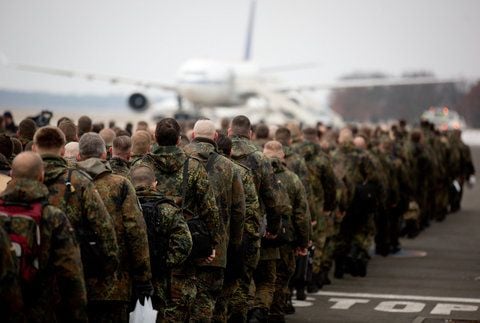 Das Hauptkontingent mit 240 Bundeswehr-Soldaten der «Patriot»-Raketenabwehrstaffeln startete am Sonntag vom militärischen Teil des Flughafen Tegels in Berlin in den Türkei-Einsatz. (FOTO: DPA)