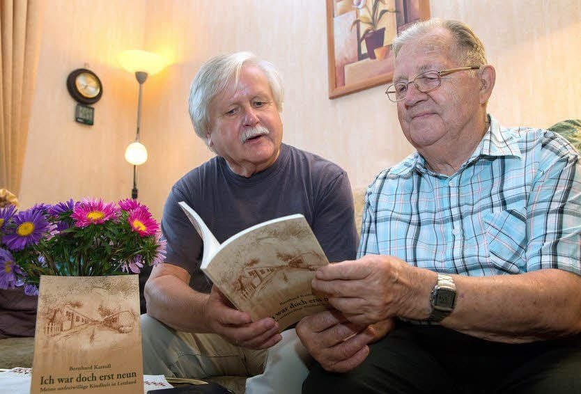 Beim Schreiben seines Buches wurde Bernhard Kattoll (r.) aktiv durch den Journalisten Lothar Günther unterstützt.