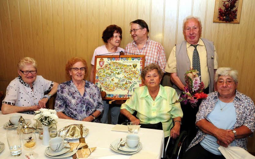 Johanna Sebastian, Marianne Lang, Sonja Müller, Familiengehöriger Klaus Jung, Helma Kitzhofer, Franz Schöbel und Susanne Hinze (v. li.)