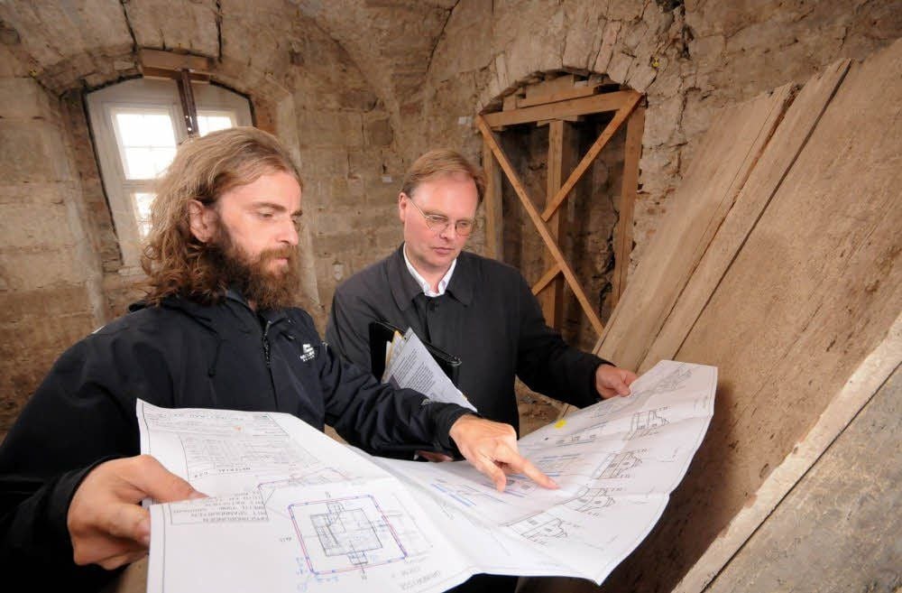 Planer Jan Schwesinger (l.) und Uwe Hey vom Amt für Stadtentwicklung und -erneuerung schauen sich die Sicherungspläne an.