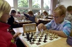 Schülerinnen der 5. Klasse während des Schachunterrichts in der «Emanuel-Lasker-Sekundarschule». In dem 1200-Seelen-Dorf Ströbeck wird seit 180 Jahren Schulschach gespielt; der Schachverein besteht seit 120 Jahren. (Foto: dpa)