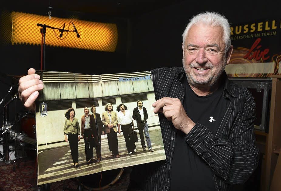 Karussell-Bandleader Wolf Rüdiger Raschke hat im Garagenstudio in alten Kisten gekramt. Dort fand sich neben Bildern aus der Schorre und von der Peißnitz auch ein Poster aus der Zeitschrift „Melodie & Rhythmus“, das die Band 1981 in Halle-Neustadt zeigt.