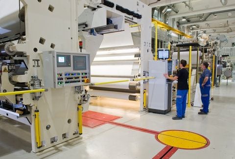 Die Louisenthal Papierfabrik erzeugt täglich rund 30 Tonnen Hochsicherheitspapier. (Foto: Giesecke und Devrient/dapd)