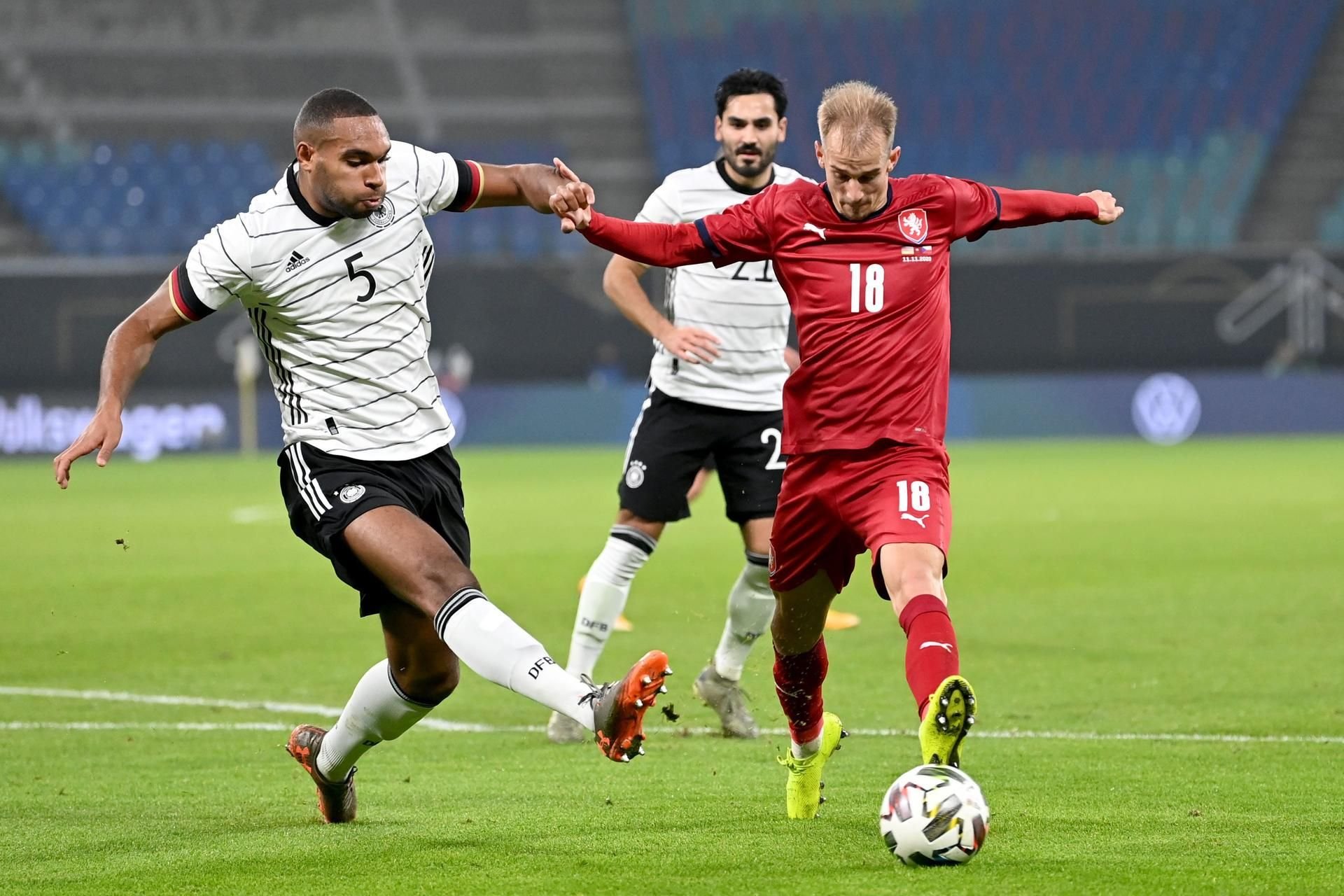 Leverkusens Jonathan Tah im Duell um den Ball mit Vaclav Cerny.