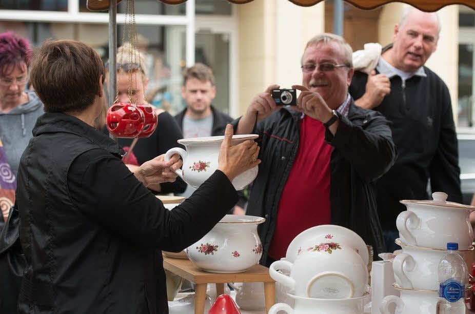 Erinnerungsbild mit Nachttopf war auf dem Kunsthandwerkermarkt am Quedlinburger Mathildenbrunnen auch möglich.