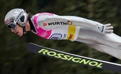 Der deutsche Skispringer Sven Hannawald springt am Sonntag (29.12.2002) in Oberstdorf beim Auftakt zur 51. Vierschanzentournee von der Schattenbergschanze. Hannawald sprang beim Trainingsspringen als einziger Springer über die 120 Meter-Marke. (Fotograf: Frank Leonhardt/dpa)