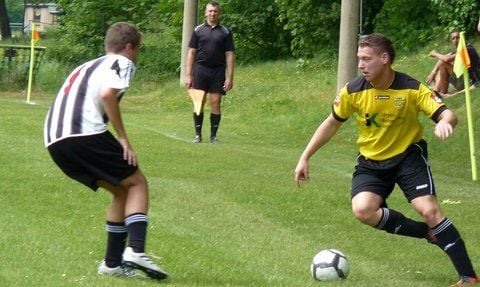 Frank Hartmann (r.) tritt am Samstag mit dem FSV Drohndorf/Mehringen zum verordneten Nachholspiel in Schönebeck an. (FOTO: HELMUT WITTE)