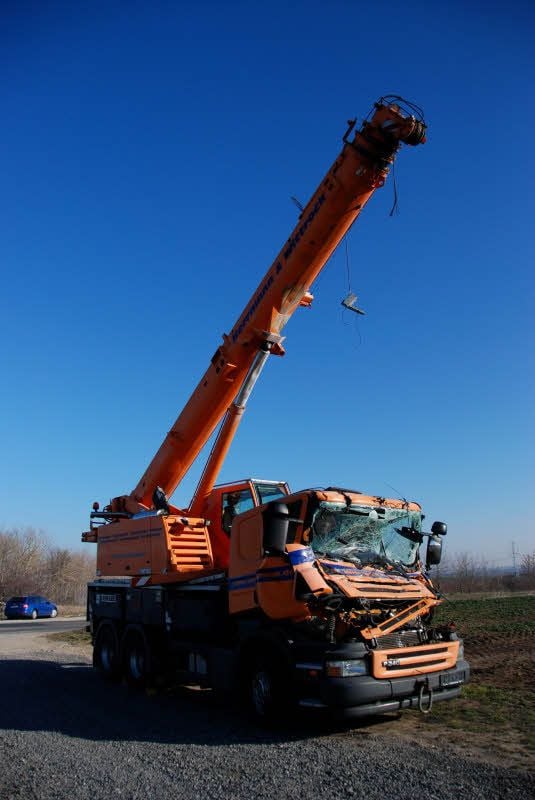 Das Fahrzeug steht auf einem Feldweg.