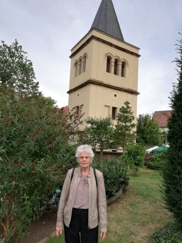 Barbara Schütze schrieb die Chronik über Burtschütz. Die heutige Kirche wurde 1836/37 im Schinkelstil erbaut.