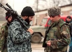Die tschetschenischen Rebellenkommandeure Schamil Bassajew (l.) und der Kommandeur der tschetschenischen Truppen Aslan Maschadow (r.) im Januar 1996 in Nowogroznenskaja (Foto: dpa)