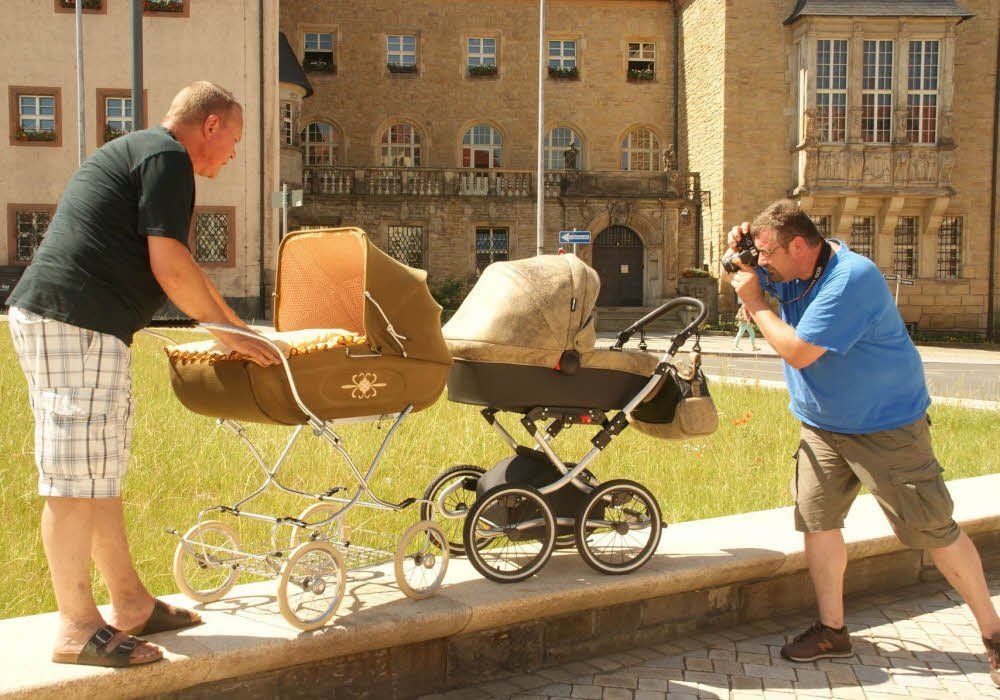 Vor dem Rathaus zeigen die Mitarbeiter von ZEKIWA Ingo Schmeißer und Ronny Füßler die neuesten Kinderwagenmodelle. Das Rathaus diente als Kulisse und so soll die Stadt Zeitz bekannter gemacht werden.