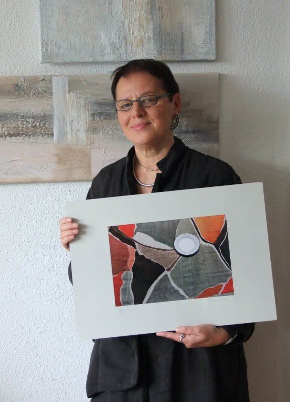 Die Designerin Monika Ratzka mit dem Entwurf für die „spanische“ Tischdecke