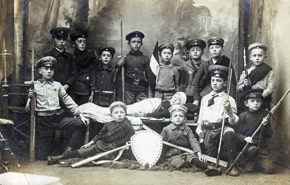 Der Krieg als Kinderspiel: Kleine Soldaten im Foto-Atelier.