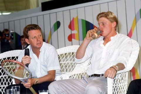 Wimbledonsieger Boris Becker (r) spricht am 15.09.1985 auf der Sportmesse ISPO in München mit seinem Trainer Günther Bosch. Sein Name ist eng mit dem von Boris Becker verbunden. (FOTO: ARCHIV/DPA)