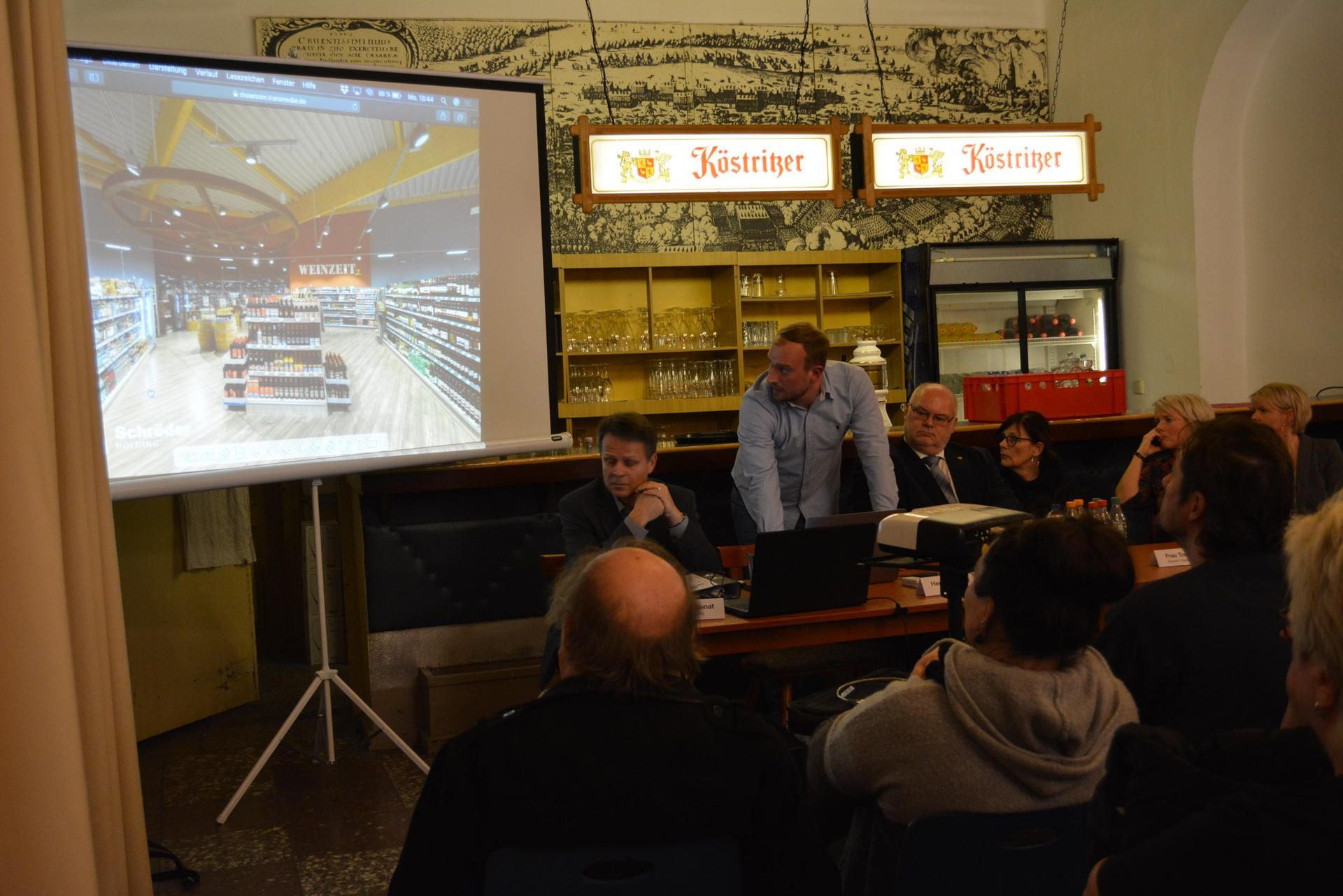 Bürgermeister Uwe Weiß (SPD), Marktchefin, Investor und ein Vertreter der Edeka-Zentrale stellten sich der Diskussion in Lützen.
