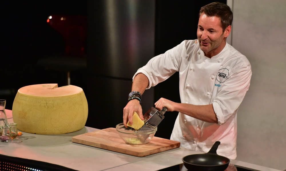 Frisch gerieben ist Parmesan am besten. Christian Henze reibt den Hartkäse für Parmesan-Chips mit Trüffel, Rosmarin und geröstetem Sesam.
