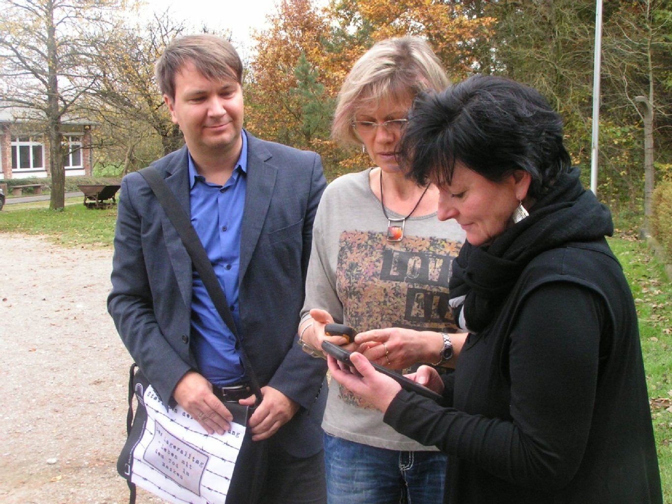 Mit Tablet, GPS-Gerät und einer Tourtasche können Schüler ab Klasse 8 im ehemaligen KZ auf Entdeckungstour gehen.