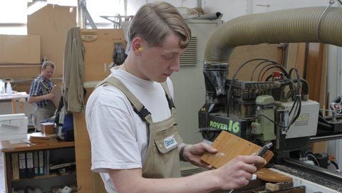 Stephan Scholz ist einer der beiden Auszubildenden, die bei der Simon Möbel GmbH derzeit den Beruf des Holzmechanikers erlernen. (FOTO: CHRIS WOHLFELD)