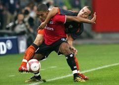Der Hamburger Nigel de Jong (vorn) und Carlos Javier Cuellar Jimenez von CA Osasuna kämpfen um den Ball. (Foto: dpa)