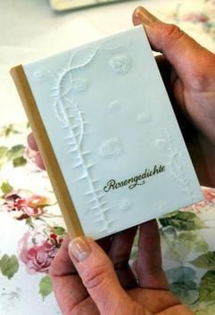 Das erste Buch aus Porzellan präsentiert am Mittwoch (05.02.2003) Monika Zeinar in der Staatlichen Porzellan-Manufaktur Meissen. Die Porzellanmalerin gestaltete eine der fünf Seiten. Der Titel des in der ersten Auflage auf zehn Stück limitierten Buches ist "Rosengedichte". Die Staatliche Porzellanmanufaktur Meissen informiert am Mittwoch auf ihrer Jahres-Pressekonferenz über die aktuelle Situation. (Foto: dpa)