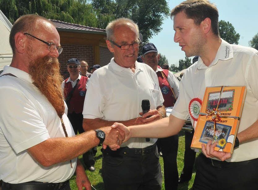 „Zwei Vereine eine Freundschaft“, so lautete der Titel der Bilderchronik, die vom Chef der Pfingstburschen (rechts) aus Blankenheim überreicht wurde.