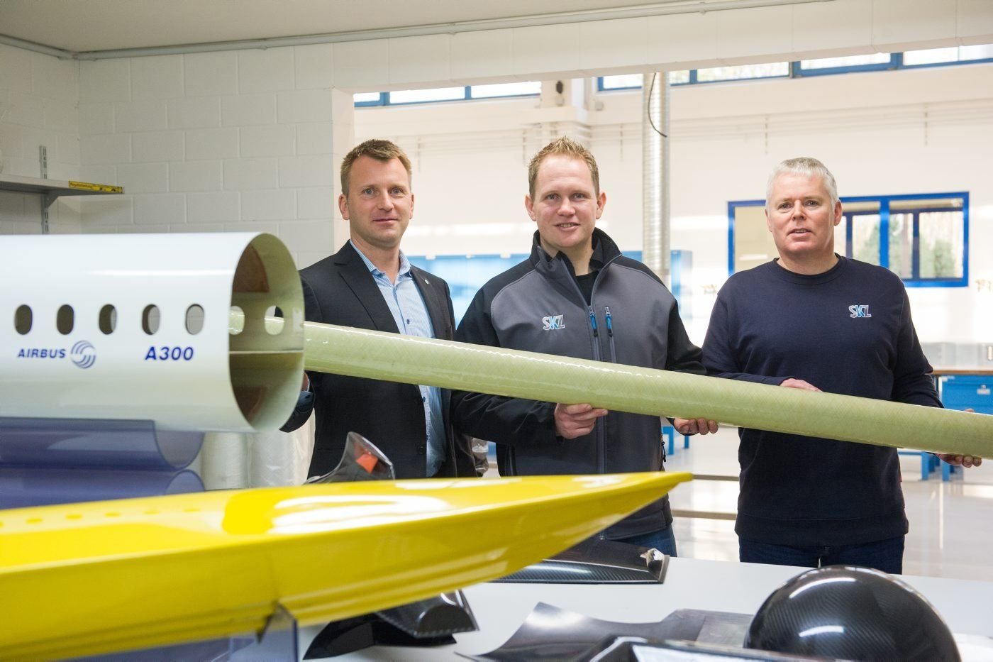 Thoralf Krause (l.), Michael Mangold (m.) und Michael Zwarg zeigen die Bauteile.