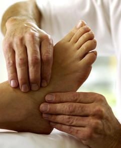 Raus aus den Schuhen: Barfuß gehen und Massagen halten die Füße fit. (Foto: dpa)