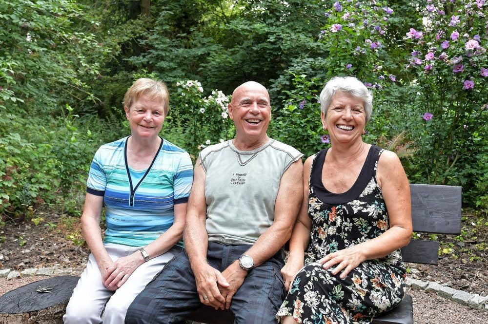 Können heute wieder lachen: Bärbel Redmann, Joachim und Christa Winterscheidt aus der Küchenbreite in Roßlau.