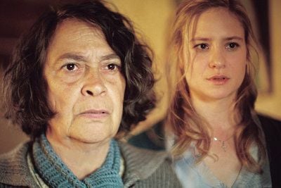 Traudl Krieger (l, Monica Bleibtreu) und Kathrin (Julia Jentsch) in einer Filmszene aus dem Kinofilm «Tannöd». Eine ganze Familie samt Kindern und Magd wurde in einer nasskalten Nacht von einem oder mehreren Tätern auf brutale Weise mit einer Art Spitzhacke erschlagen. (FOTO: DPA)