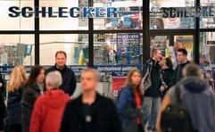 Laut Gewerkschaft sollen rund 1000 kleinere Schlecker-Filialen geschlossen werden. (Foto: dpa)