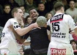 Der deutsche Handball-Meister SC Magdeburg hat inder Champions League die erste Niederlage erlitten. Im dritten Spielder Gruppe D unterlag der Vereins-Europameister am Sonntag in Ungarnbei Tabellenführer Fotex Veszprem mit 20:24 (11:12). Neben der Partieverloren die Magdeburger in der 43. Minute Kreisspieler Uwe Mäuer,der sich in seinem zweiten Spiel nach der Kreuzbandoperation erneutam Knie verletzte und ausschied. Bester Torschütze für denBundesliga-Siebten war Olafur Stefansson (6).