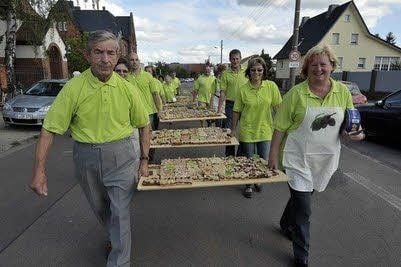 In Törten ist wieder Pflaumenkuchenzeit. Am Sonnabend tragen Mitglieder des Heimatvereins den Kuchen wieder auf den Festplatz.