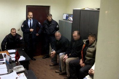 Drei deutsche Männer, die beschuldigt werden, an einem Sprengstoffanschlag auf die EU-Vertretung in der Kosovo-Hauptstadt Pristina beteiligt zu sein, werden von einem Untersuchungsrichter verhört. (FOTO: DPA)
