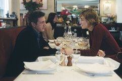 François (l., Daniel Auteuil) unterhält sich mit seiner Geschäftspartnerin Catherine (Julie Gayet) in einem Restaurant (undatierte Filmszene). Der Film «Mein bester Freund» erzählt die Geschichte von Francois, der ausschließlich für seinen Job als Antiquitätenhändler lebt. (Foto: dpa)