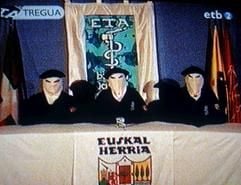 Maskierte Mitglieder der baskische Untergrundorganisation ETA kündigen erklären per Video im Fernsehsender EITB eine «dauerhafte Waffenruhe». (Foto: dpa)