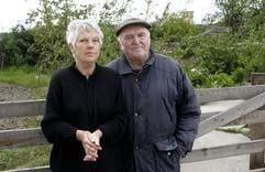 Ursula und Werner Domain stehen im brandenburgischen Horno am Eingang ihres Gartens. Der Rentner kämpft gemeinsam mit seiner Frau für den Verbleib in dem bereits weitgehend zerstörten Dorf bei Forst. (Foto: dpa)