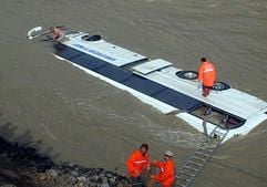 Wer hier herauskam, hatte viel Glück: Rettungsarbeiter stehen nahe der türkischen Stadt Tokat am Ufer des Flusses Kelkit, in den der Bus gestürzt war. (Foto: dpa)