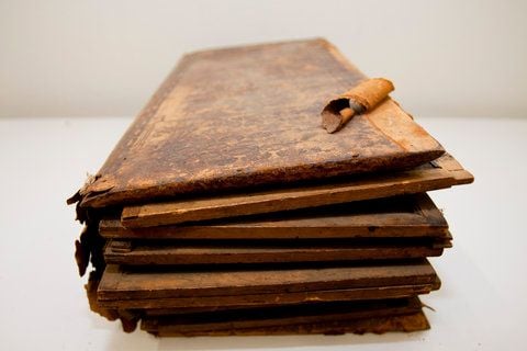 Eine Erb- und Lehntafel von 1656 vor der Restaurierung. (FOTO: SILVIO KISON)