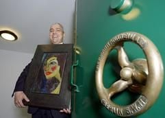 Jörg-Guido Kutz, Direktor der Privatbank Merck Finck und Co, hält in Berlin im Tresorraum seiner Bank das Ölgemälde «Nadja» von Emil Nolde in den Händen. Das Ende der 70er Jahre gestohlene Porträt, das erst vor kurzem wieder entdeckt wurde, wird am 12.06.2007 in München versteigert. Der Wert wird auf 1.2 bis 1.8 Millionen Euro geschätzt. (Foto: dpa)