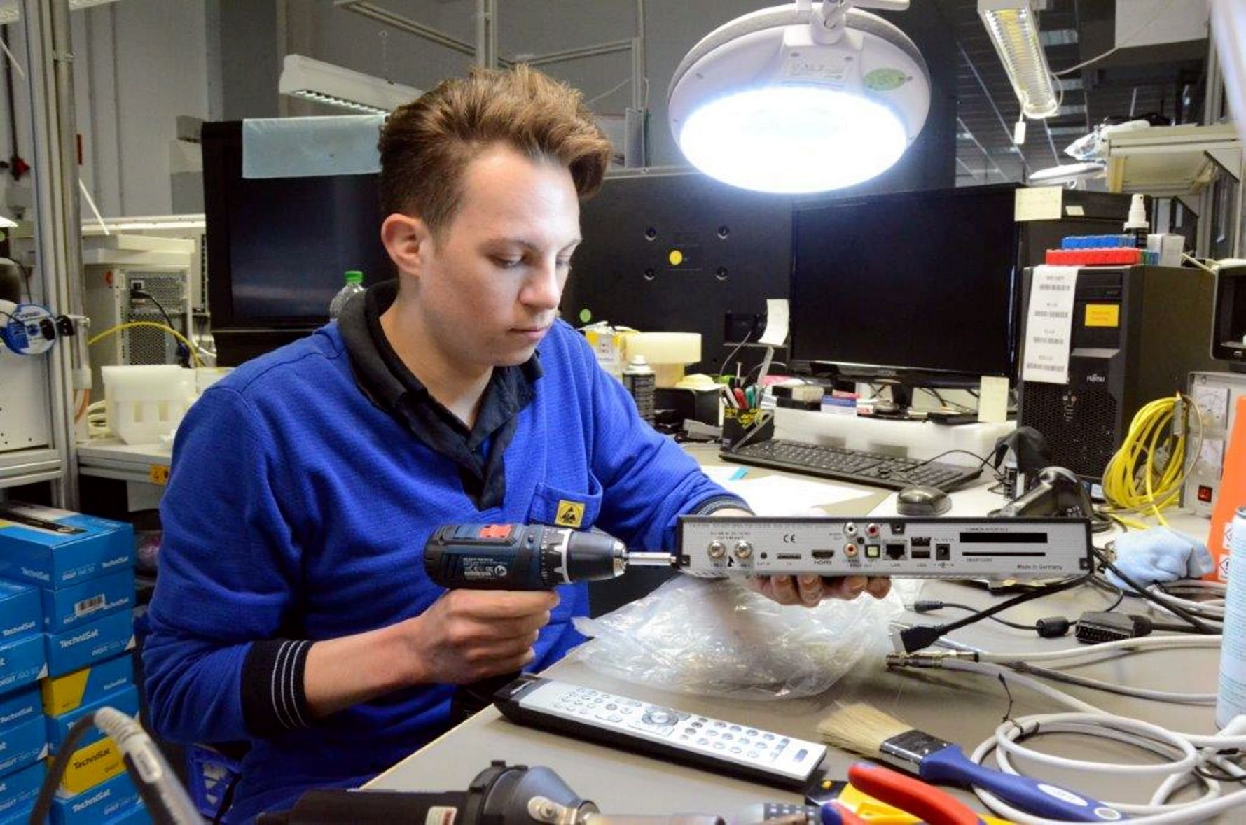 Marius Tauber ist einer von fünf angehenden Informationselektronikern bei TechniSat in Staßfurt.
