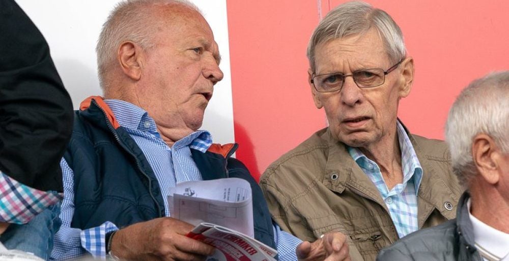 Klaus Urbanczyk (l.) saß jahrelang neben Bernd Bransch beim HFC auf der Tribüne. Bransch fehlt inzwischen wegen seiner Krankheit.
