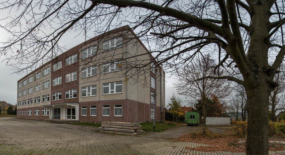 Die ehemalige Schule als Alternativstandort ist aus Sicht der Stadtverwaltung vom Tisch. Wie der Bürgermeister sagte, sind Umbauten für eine Kita-Nutzung kurzfristig nicht realisierbar und auch wenig sinnvoll.